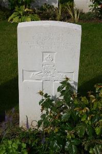 Dozinghem Military Cemetery - Morris, F J