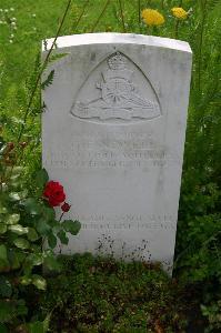 Dozinghem Military Cemetery - Newell, George Eric