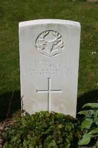 Dozinghem Military Cemetery - Norbury, Robert Fieldes