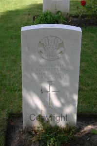 Dozinghem Military Cemetery - Outtridge, E H