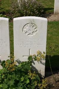 Dozinghem Military Cemetery - Pettit, Edward