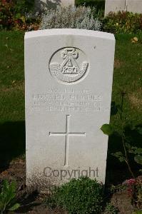 Dozinghem Military Cemetery - Pinches, Edward
