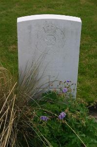 Dozinghem Military Cemetery - Pinder, R G