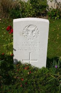 Dozinghem Military Cemetery - Raeside, S