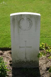 Dozinghem Military Cemetery - Roberts, R