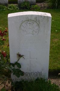 Dozinghem Military Cemetery - Roe, J T