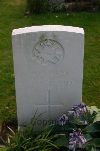 Dozinghem Military Cemetery - Roker, G A