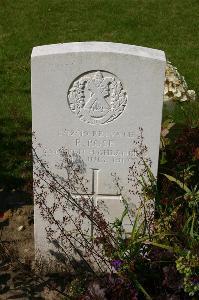 Dozinghem Military Cemetery - Rose, R