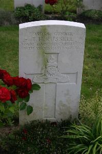 Dozinghem Military Cemetery - Russell, T H