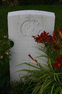 Dozinghem Military Cemetery - Salisbury, R