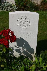 Dozinghem Military Cemetery - Saunders, A V
