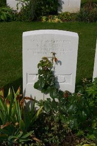 Dozinghem Military Cemetery - Scott, R A