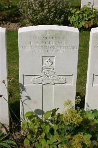 Dozinghem Military Cemetery - Scrivens, F E