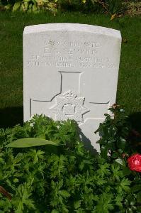 Dozinghem Military Cemetery - Seviour, E G