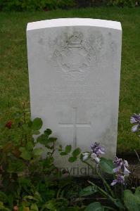 Dozinghem Military Cemetery - Simpson, L G H