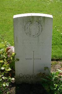 Dozinghem Military Cemetery - Smalling, W