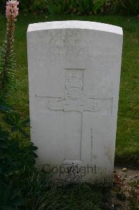 Dozinghem Military Cemetery - Smitheringale, G O