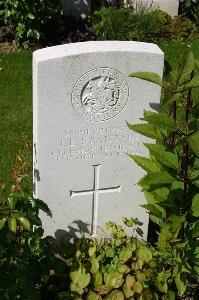 Dozinghem Military Cemetery - Stanton, J E