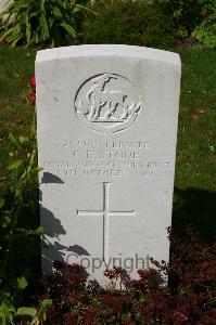 Dozinghem Military Cemetery - Stone, C E