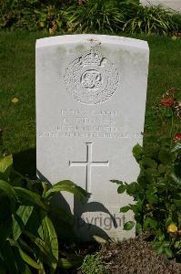 Dozinghem Military Cemetery - Stones, G
