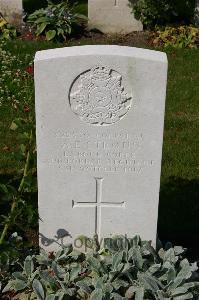 Dozinghem Military Cemetery - Strong, A E