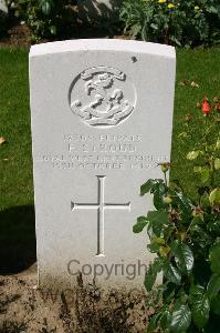 Dozinghem Military Cemetery - Stroud, F