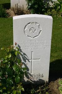 Dozinghem Military Cemetery - Summerscales, Harry