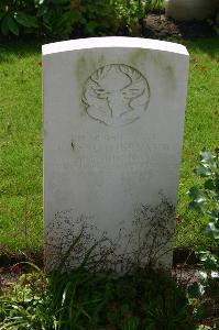Dozinghem Military Cemetery - Sutherland, G G