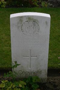 Dozinghem Military Cemetery - Swann, T H