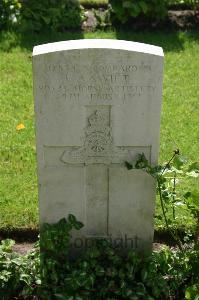 Dozinghem Military Cemetery - Swift, E A