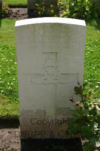 Dozinghem Military Cemetery - Tedder, G M