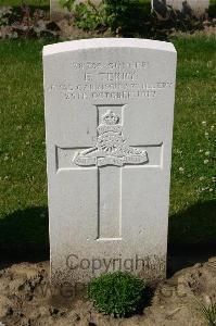 Dozinghem Military Cemetery - Terry, F