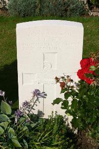 Dozinghem Military Cemetery - Tew, J E