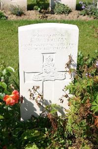 Dozinghem Military Cemetery - Thomas, Edward Wenham