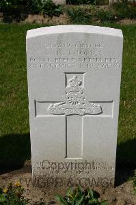 Dozinghem Military Cemetery - Thomas, Milton Knowles