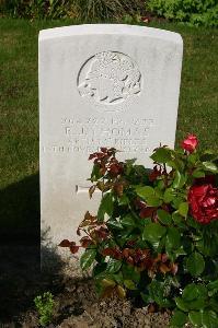 Dozinghem Military Cemetery - Thomas, R J