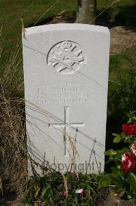 Dozinghem Military Cemetery - Thompson, F E