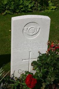 Dozinghem Military Cemetery - Toddington, G