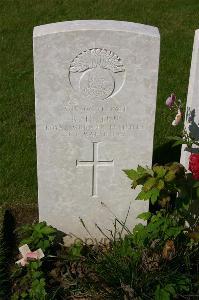 Dozinghem Military Cemetery - Tolton, R