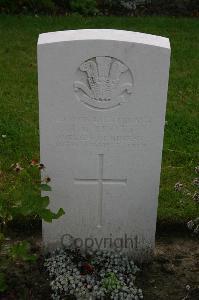 Dozinghem Military Cemetery - Trott, H G