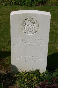 Dozinghem Military Cemetery - Tuppen, Frederick