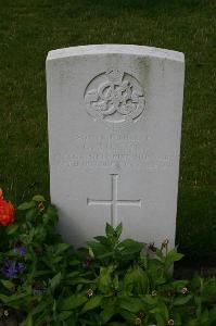 Dozinghem Military Cemetery - Tustin, George