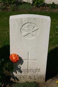 Dozinghem Military Cemetery - Wall, H H