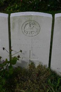 Dozinghem Military Cemetery - Wall, R