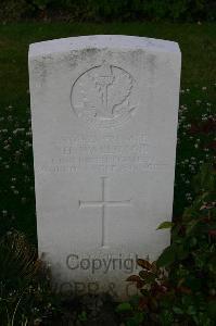 Dozinghem Military Cemetery - Wallbank, Henry