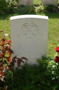 Dozinghem Military Cemetery - Wates, W C