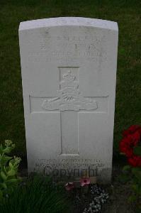 Dozinghem Military Cemetery - Watson, Benjamin Cross
