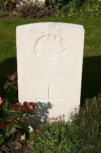 Dozinghem Military Cemetery - White, F
