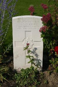 Dozinghem Military Cemetery - White, S T