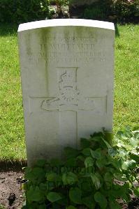 Dozinghem Military Cemetery - Whittaker, Hartley